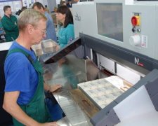 На крючке у МВФ: куда тратят валютный резерв Украины