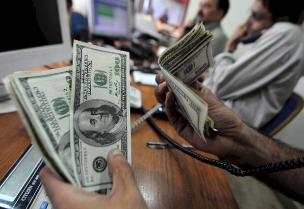 Украинцы смогут покупать доллары и евро в интернете: когда и как