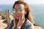 Анфіса Чехова у прозорому халаті ніжилася на сонці