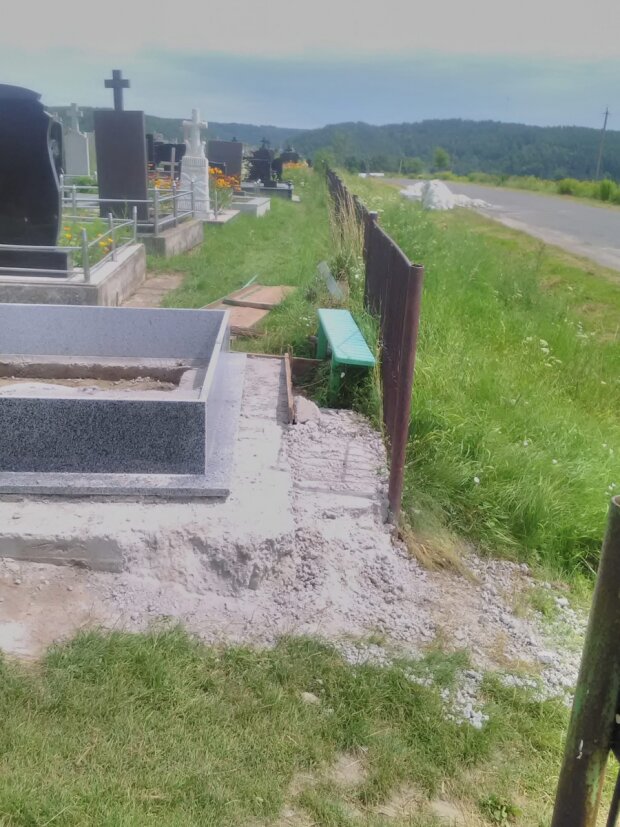 На Тернопільщині облаштували могилу на доріжці - "Як пройти процесії з труною?"