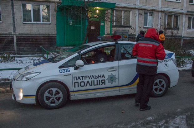 Молодая украинка вышла в окно 10 этажа с малышом на руках: фото с места трагедии