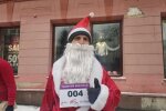 Крізь сніг і вітер: Івано-Франківськом бігли "таємні Миколаї", - яскраві фото новорічного кросу
