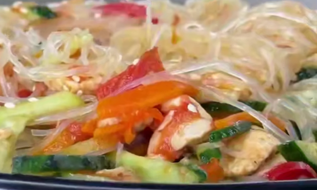 Фунчоза з куркою та овочами, кадр з відео