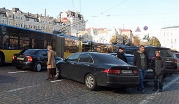 У центрі Києва десятки тролейбусів припинили рух через "Honda" (фото)