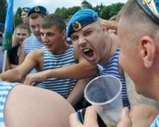Новосибирские трезвенники "ушатали" пьяных десантников (ВИДЕО)