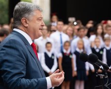 "Порошенко пообещал школьникам, что скоро будут жить в Евросоюзе: не может пропустить шанс для пиара", - ученикам на линейке сказали все, кроме правды