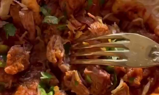 Нежное томленое пряное мясо, кадр из видео