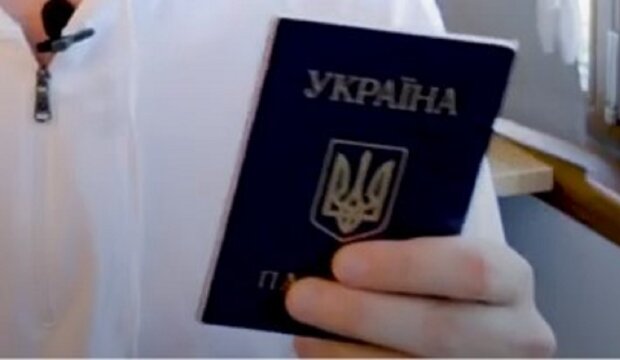 Паспорт Украины. Фото: скриншот Youtube
