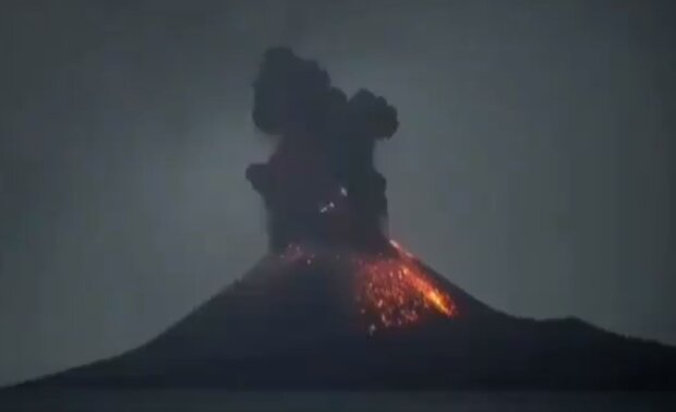 Вулкан Анак-Кракатау, скриншот: YouTube