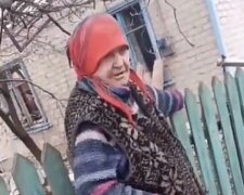 Сліпа старенька в зруйнованому будинку, скріншот з відео