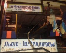 Подвійне ДТП на Прикарпатті: лісовоз протаранив рейсовий автобус (фото)