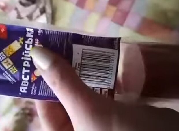 Женщина нашла иголку в колбасе, кадр из видео: YouTube Nikopolnews