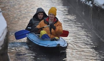 Київські екстремали плавали по Либеді на байдарці (фото)