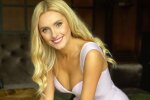 Федишин оголила ніжки на честь свята і заговорила про подарунки: "Клас, дерев'яна"