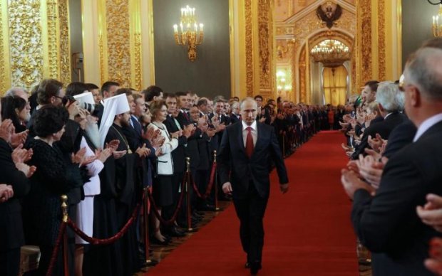 Шоу в Кремле: Путин удостоил рукопожатия только троих