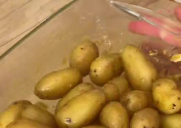 Запеченная молодая картошка с чесноком и укропом, кадр из видео