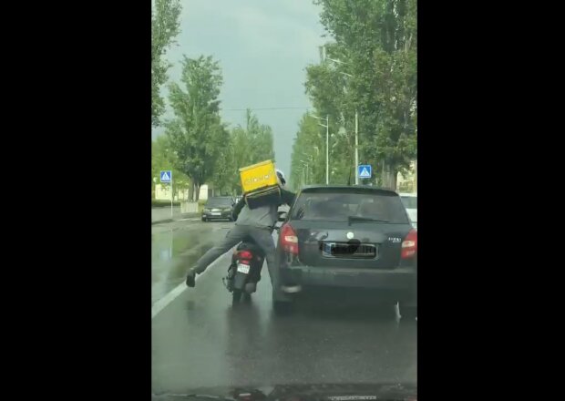 В Киеве курьер службы доставки устроил махач посреди дороги - "По еб*лу заказывали?"