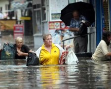 Град розміром з яйце змусив українців "перепливати вулиці": фото