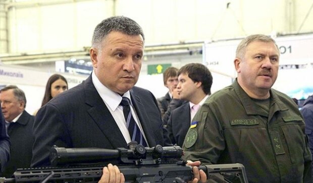 Аваков не считает нужным оправдываться за "подаренное" оружие