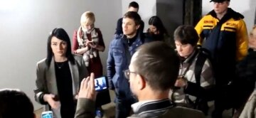 В Запорожье родители "спят" в очереди за справкой, чтобы отдать ребенка в садик