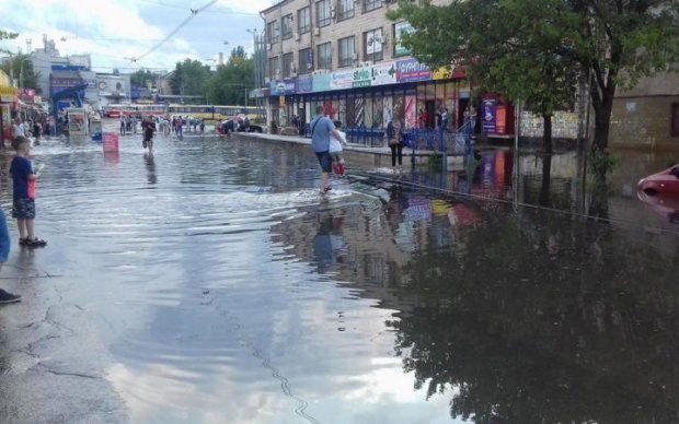 Гондола по 8 гривень: мережа вибухнула фотожабами через потоп у Києві