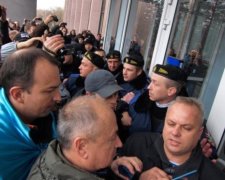 Активісти прорвалися в будівлю мерії Кривого Рогу