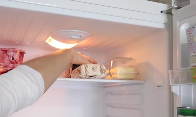 Продукти в холодильнику, скріншот з відео