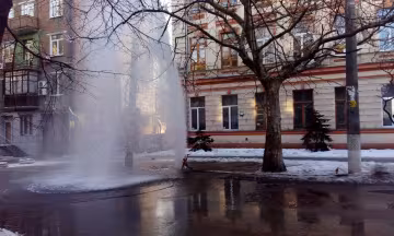 У Дніпрі з-під будинку забив фонтан, який затопив вулицю: відео
