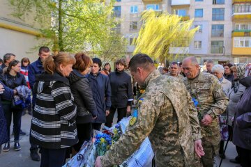 Верещав про "рускій мір" на похоронах героя АТО: скандального мера змусили публічно вибачатися, відео