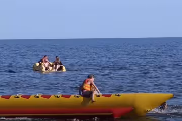 Відпочинок біля моря, скріншот: Youtube