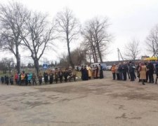 Загиблого «кіборга» зустрічали на Буковині «живим ланцюгом»