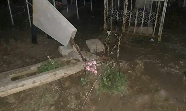 Вандалы в Запорожье поиздевались над памятниками, фото: Национальная полиция