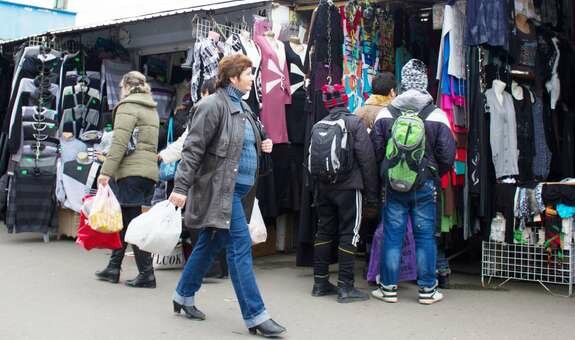 Калинівський ринок загинається без покупців, сотні чернівчан лишилися без копійки: "От вам і карантин вихідного дня"