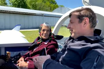На Закарпатье 90-летняя звезда Instagram пересела с кабриолета в самолет - держи штурвал, бабуля