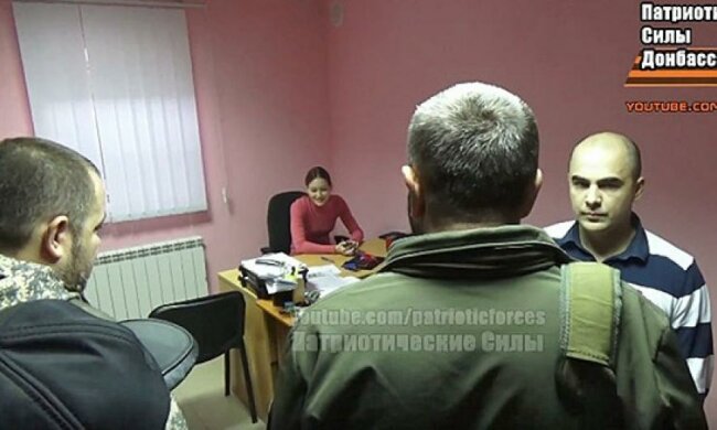 Бойовики «ДНР» напали на турагентство через рекламний щит (фото, відео)