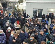 "Поздравь президента платежкой": эксклюзивный репортаж с митинга на день рождения Зеленского