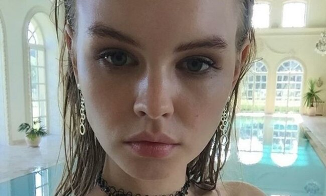 Настя Щеглова похвасталась фигурой в соблазнительном купальнике