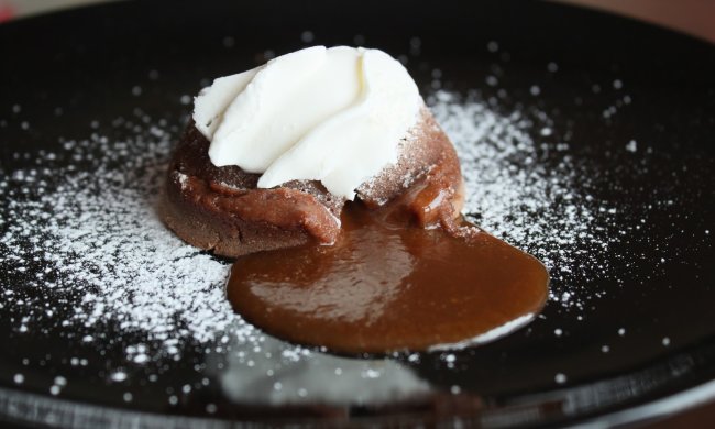 Изысканный десерт, который сможет приготовить каждый: рецепт шоколадного фондана с жидкой начинкой