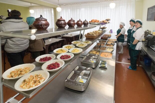 Перше, друге і компот: в яких школах Києва скасують традиційні їдальні