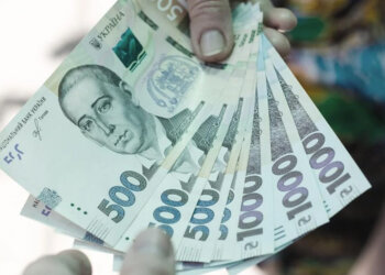 Человеку дают деньги