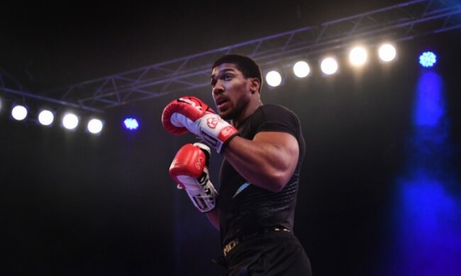 Джошуа похвалил крепкий подбородок Кличко