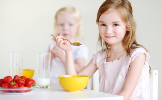 Сніданок для чемпіонів: чим годувати дітей вранці