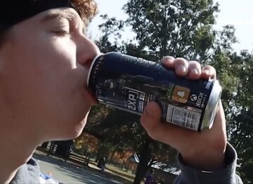 Энергетические напитки: фото скрин Ютуб