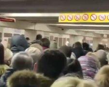 Кияни з матюками і штовханиною атакували метро: понеділок день нервовий