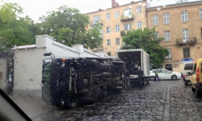 В центре Львова перевернулся грузовик с водкой