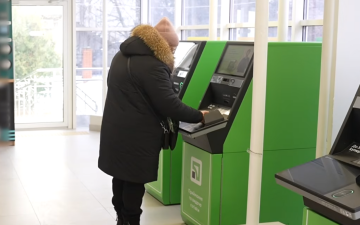 Зняття готівки. Фото: скрін youtube