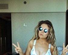 Сексуальна дівчина кинула хлопця за допомогою фото