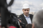 Кличко зганьбився зі своїм скляним мостом: вже будуть міняти