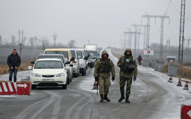 Тысячи людей, сотни авто и глобальная паника: на Донбассе творится что-то неладное