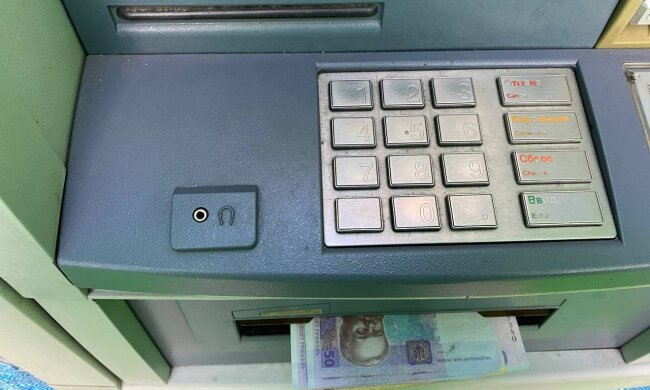 Гроші, банкомат. Фото: Знай.uа